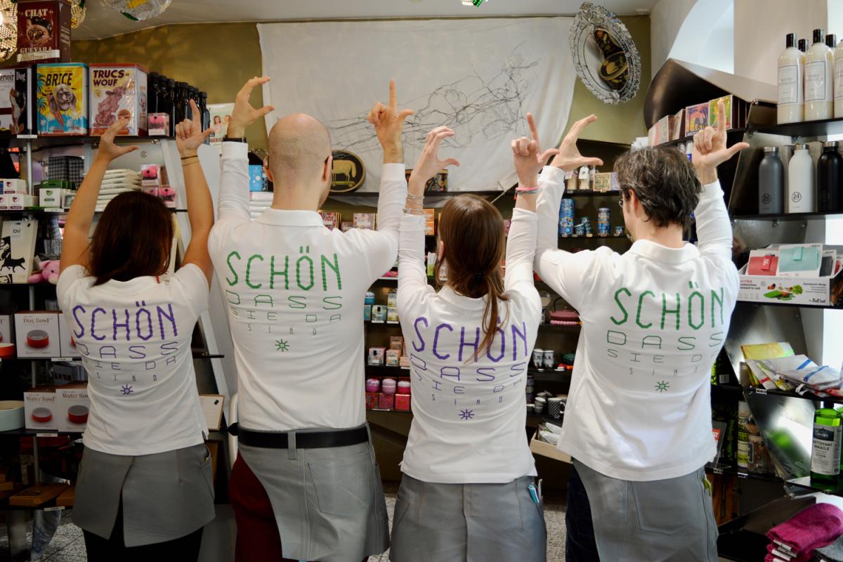 Apotheker zeigen die Gebärde für