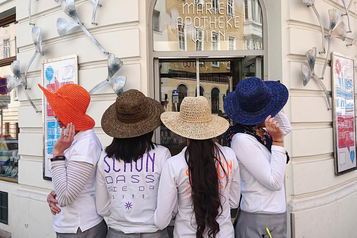 Strohhüte von Moshi präsentiert von den Mitarbeiterinnen der Marien Apotheke 