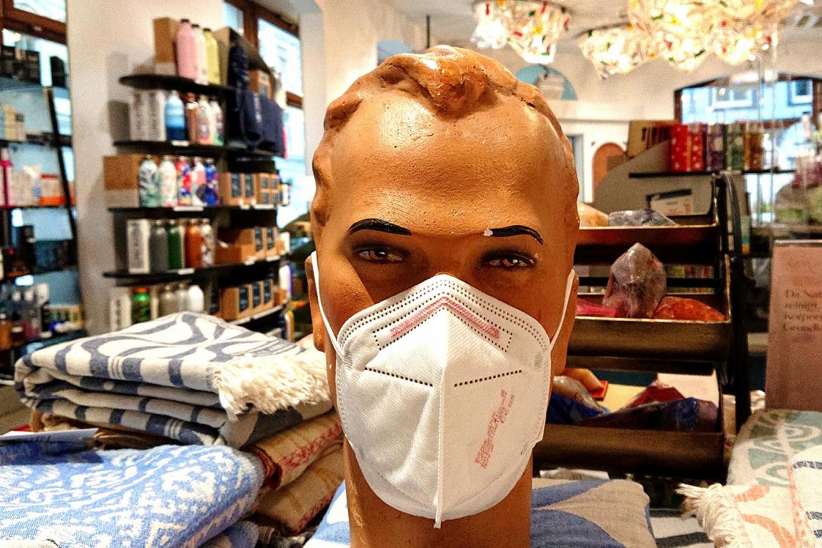 FFP2-Maske an einer Schaufensterpuppe