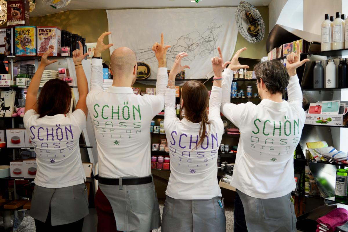 Mitarbeiter der Marien Apotheke in T-Shirts 
