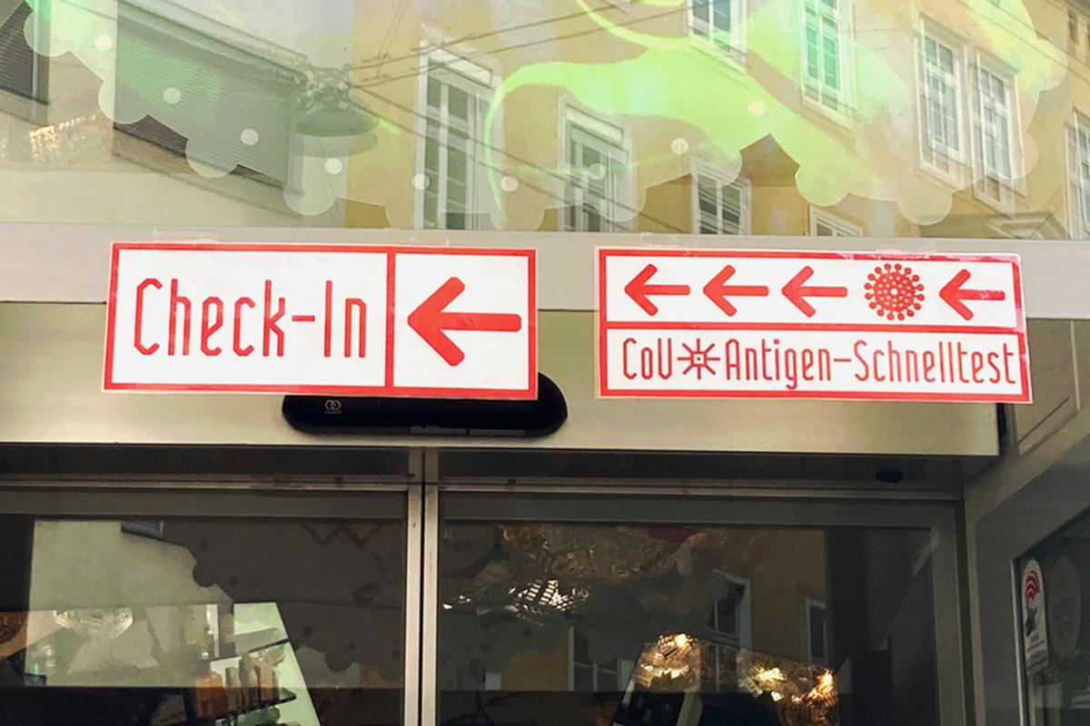 Orientierungsschild zum Check-In zum CoV-Antigen-Schnelltest in der Marien Apotheke