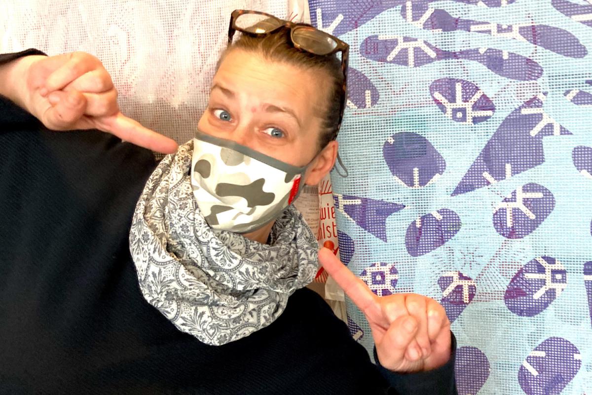Steffi aus der Marien Apotheke mit der FFP2-zertifizierten NANO-Maske in Camouflage-Farben