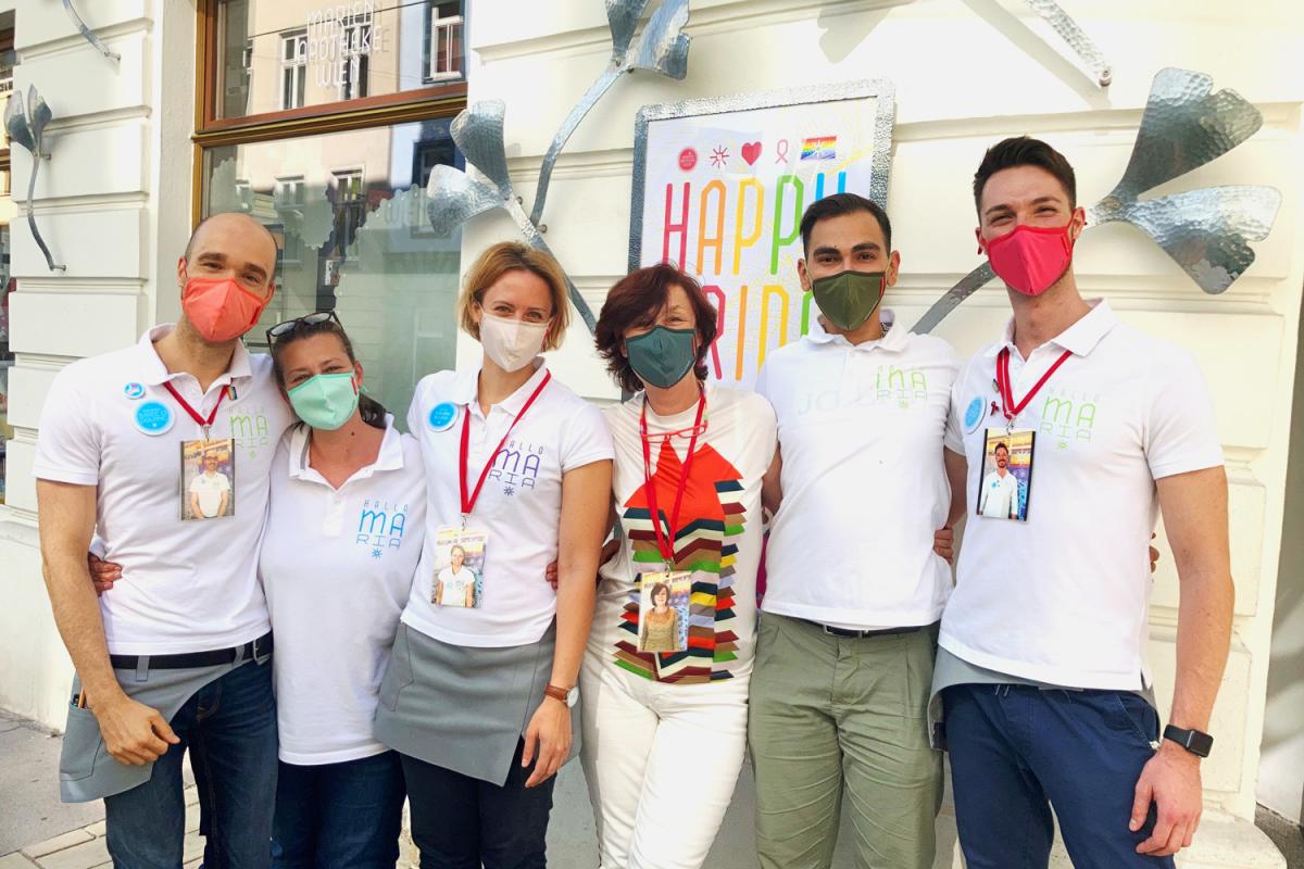 Mitarbeiter*innen der Marien Apotheke mit der FFP2-zertifizierten NANO-Maske in sechs verschiedenen Farben