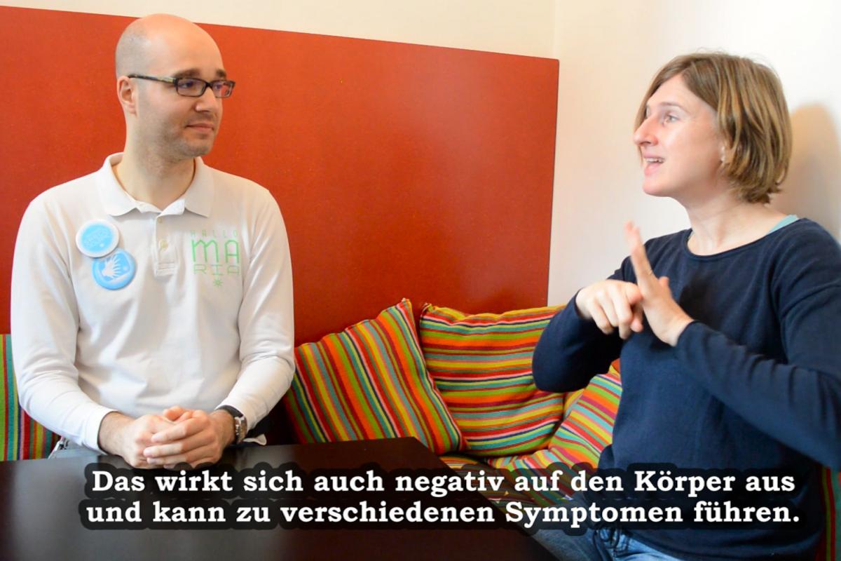 Sreco Dolanc und Mag. Stephanie Häfele-Hausmann in einem ÖGS-Video über Stress bei Gehörlosen