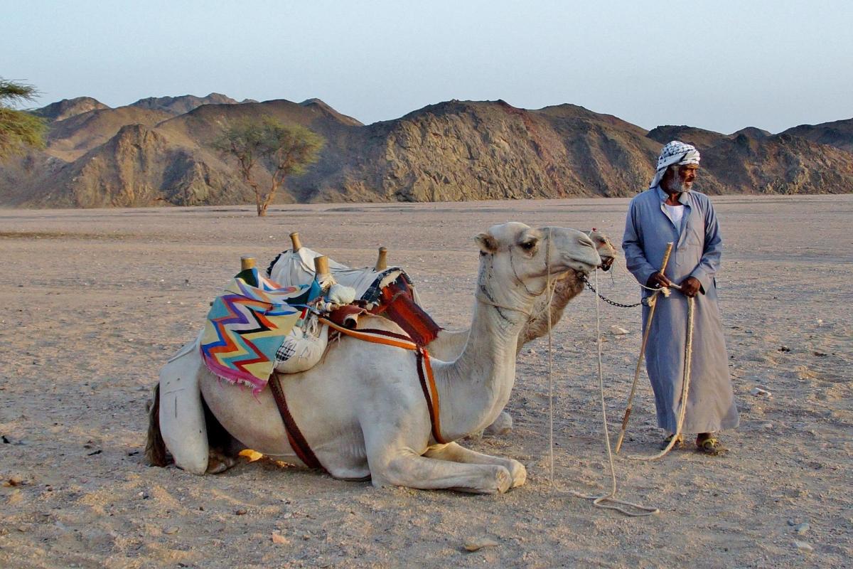 Beduine in der Wüste mit langen Kleidern