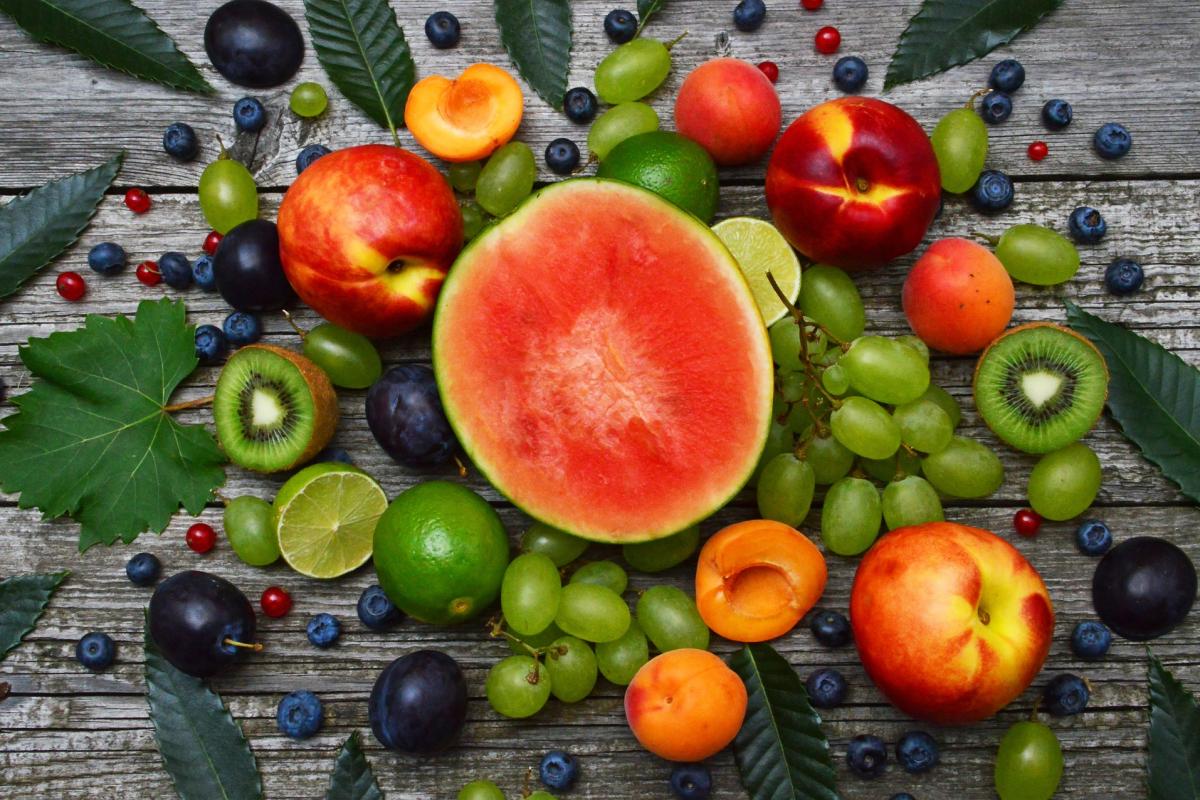 Wasserhaltiges Obst und Gemüse wie Weintrauben, Wassermelone und Nektarine