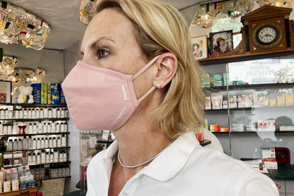 Placide Nano-Maske an einer Mitarbeiterin der Marien Apotheke aus der Seitenansicht