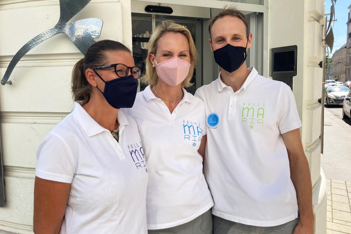 Drei Mitarbeiter*innen der Marien Apotheke mit der FFP2-zertifizierten NANO-Maske aus Baumwollstoff von PLACIDE in verschiedenen Farben