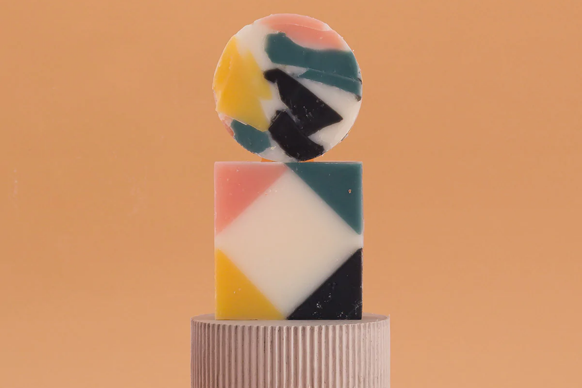 Grafisch gestaltete Seifen in verschiedenen Farben aufeinander gestapelt