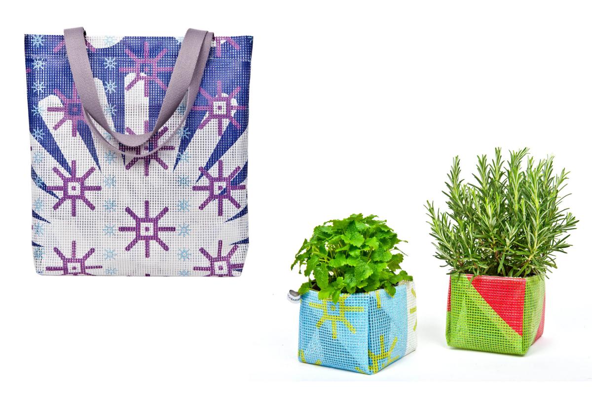Lila Shopper-Tasche und ein hellblauer und grün-roter Blumentopf aus recyceltem Baunetz der Marien Apotheke Wien