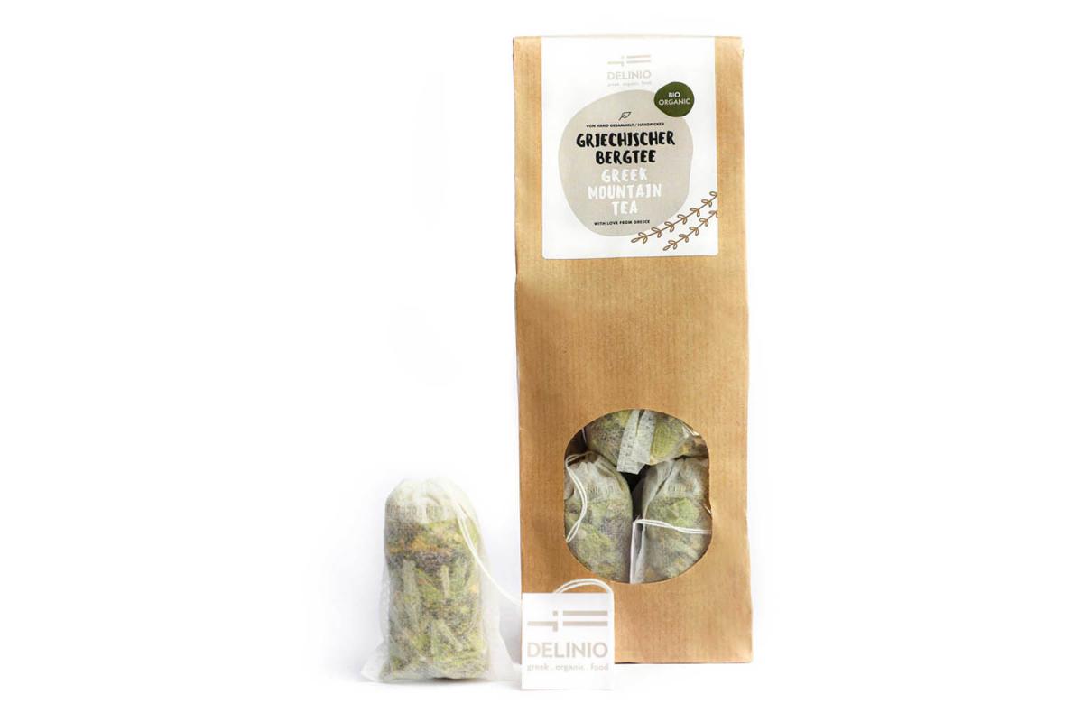 Bio-Bergtee-Packung mit handgefülltem Teebeutel, der daneben steht