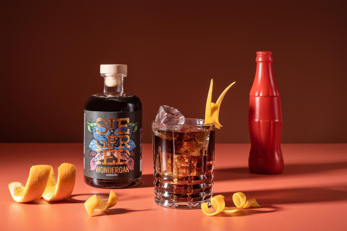 Siegfried Wonderoak-Flasche neben Glas mit Serviervorschlag