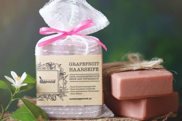 Grapefruit Haarseife in weißer Netzhülle mit rosa Schleife