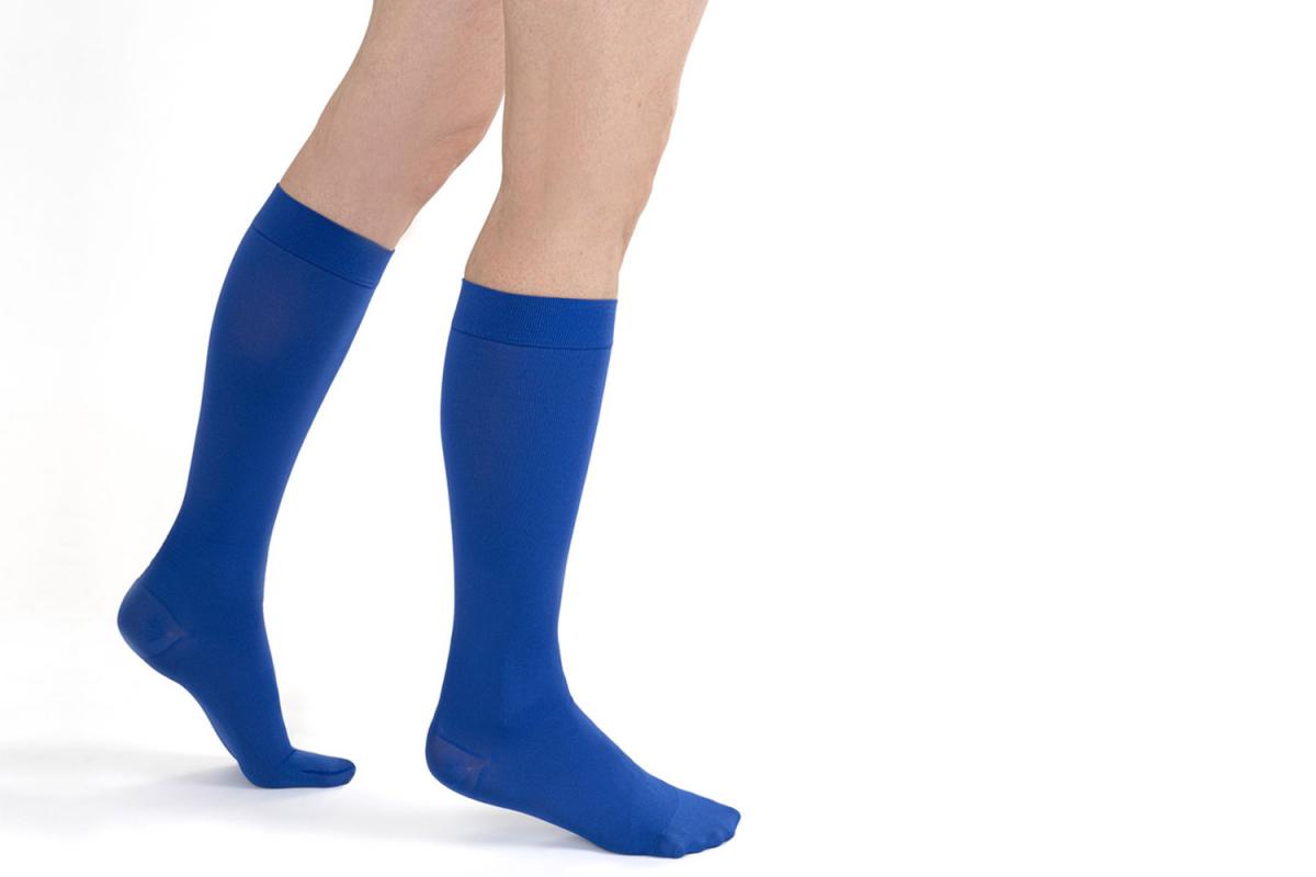 Zwei Beine mit blauen Stützstrümpfen von SkySocks. Man sieht die Beine nur bis zum Knie.
