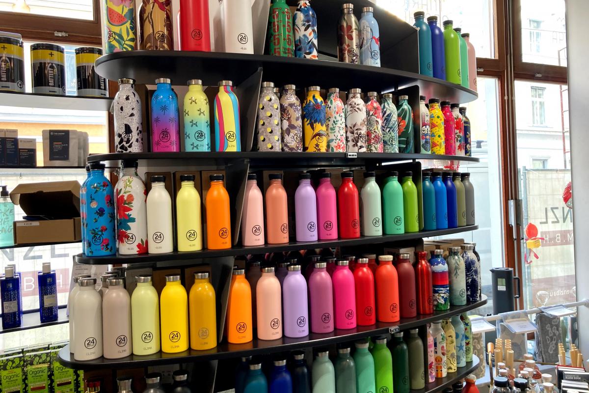 Gut gefülltes Regal mit 24Bottles Trinkflaschen in der Marien Apotheke