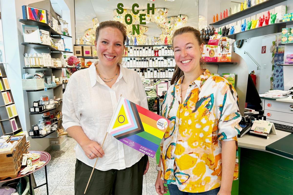 Foto von Dr. Mirijam Hall (links) und Mag. pharm. Ines Werzinger (rechts) in der Marien Apotheke Wien