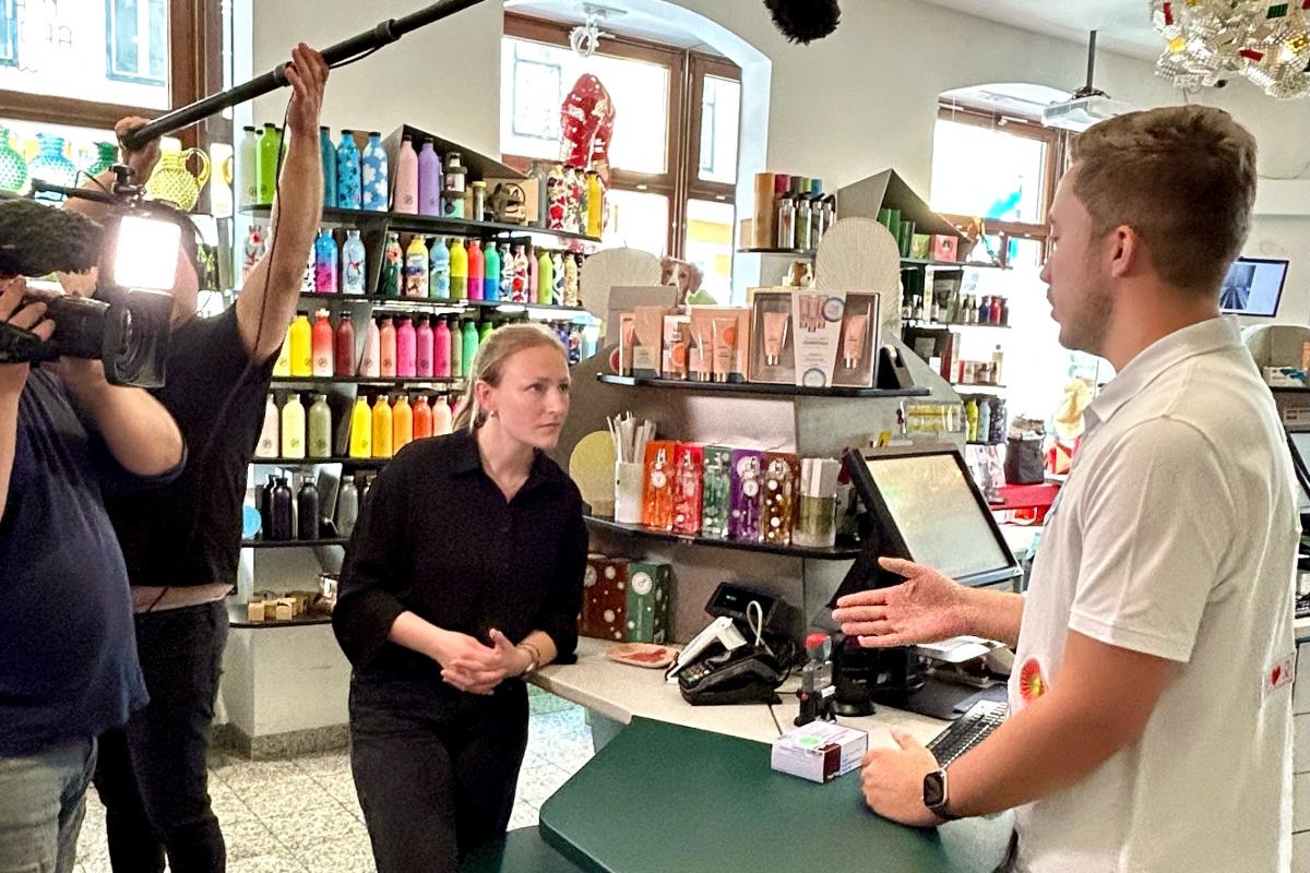Mag. Johann Goldberger wird in der Marienapotheke von einem Team des ORF interviewt. Die Interviewerin steht ihm gegenüber, oberhalb hängt ein Mikrofon und eine große Kamera ist auf ihn gerichtet. 