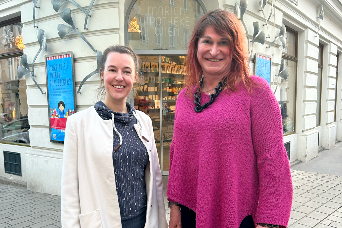 Foto von Ines Werzinger (links), Apothekerin in der Marien Apotheke Wien, und Valerie Lenk (rechts) vom Verein TransX